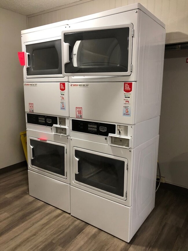 Building Photo - Corner unit with views!