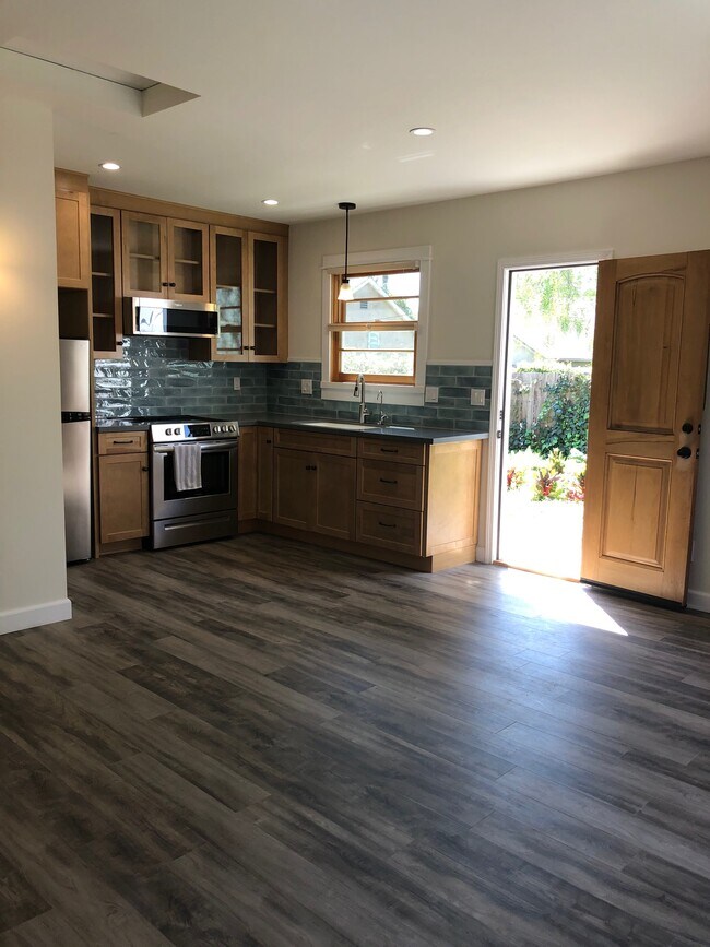 Building Photo - 1157 Palm Terrace