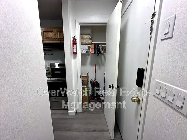 Building Photo - 3105 W 33rd Ave
