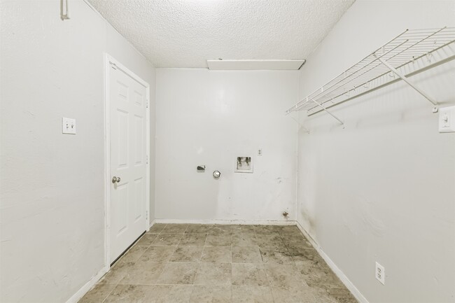 Building Photo - 623 E Cypresswood Dr