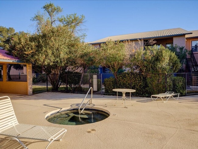 Building Photo - 2 Bedroom 2 Bathroom with Community Pool and Spa!