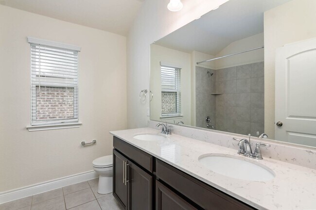 Building Photo - 3 Bed 2 Bath