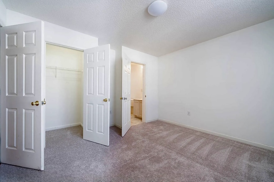 Building Photo - Room in Condo on Wolfmill Dr