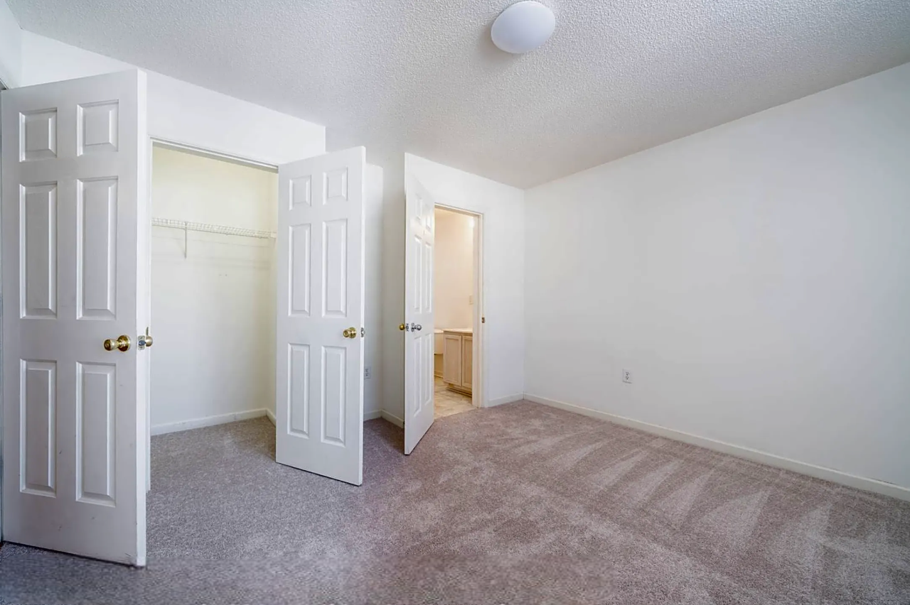 Building Photo - Room in Condo on Wolfmill Dr