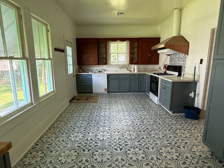 Building Photo - 416 Voorhies St