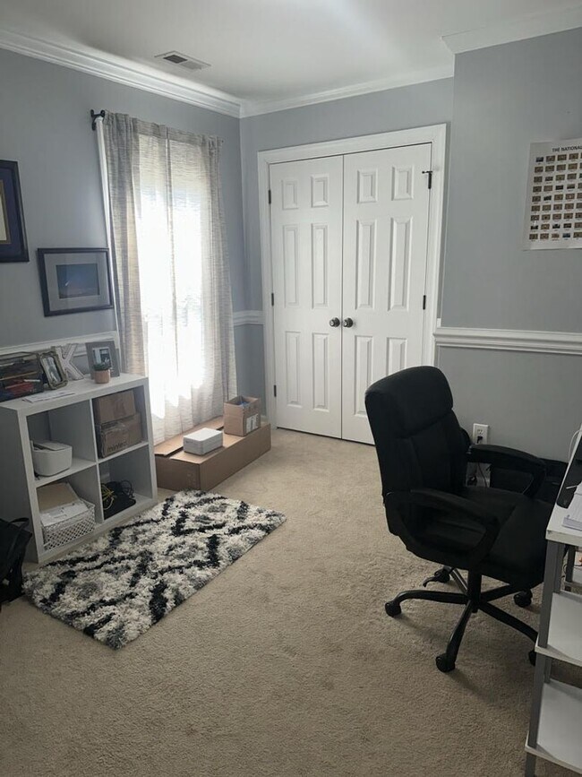 Building Photo - Charming Single Family Home. 4 bedroom 2.5...