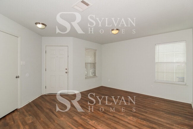 Building Photo - Prepare to fall in love with this 3 bedroom, 2 bathroom home