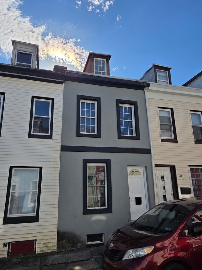 Building Photo - 3 Bedroom 1 Bath Home Available for Rent