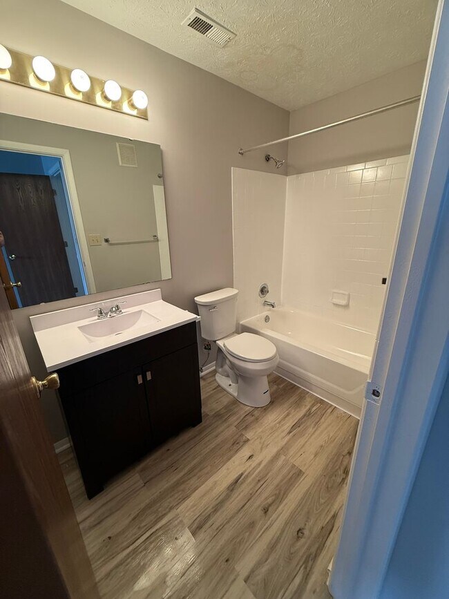 Building Photo - 2 bedroom condo available!