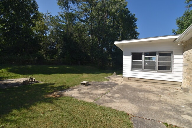 Building Photo - 814 S Eastside Dr