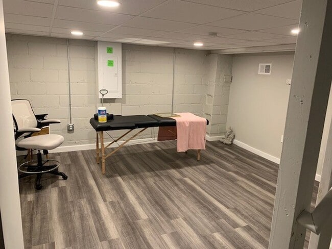 Building Photo - MODERN 2 BEDROOM, 1 BATHROOM TOWNHOUSE - GARFIELD