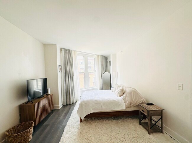 Building Photo - 1125 Maxwell Ln