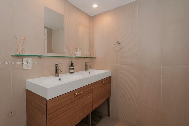 Building Photo - 2301 Collins Ave