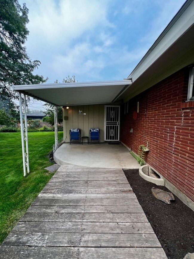 Building Photo - Fully Furnished home- perfect for traveling medical professionals!