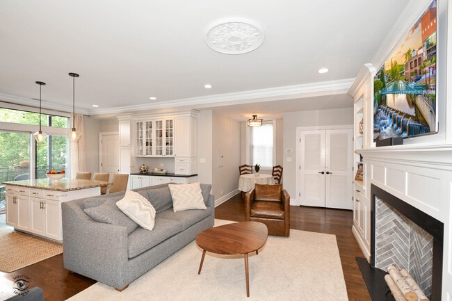 Living room - 211 W Saint Paul Ave