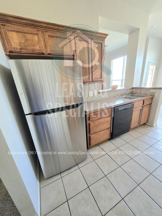 Building Photo - Spacious Southwest OKC 3 Bed 2 Bath Home W...