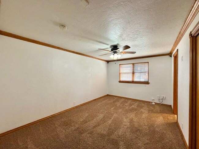 Building Photo - 6933 NW Eisenhower Dr