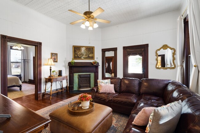 Building Photo - 676 S Waco St