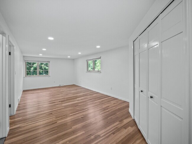 Building Photo - 315 E Hickory Grove Rd