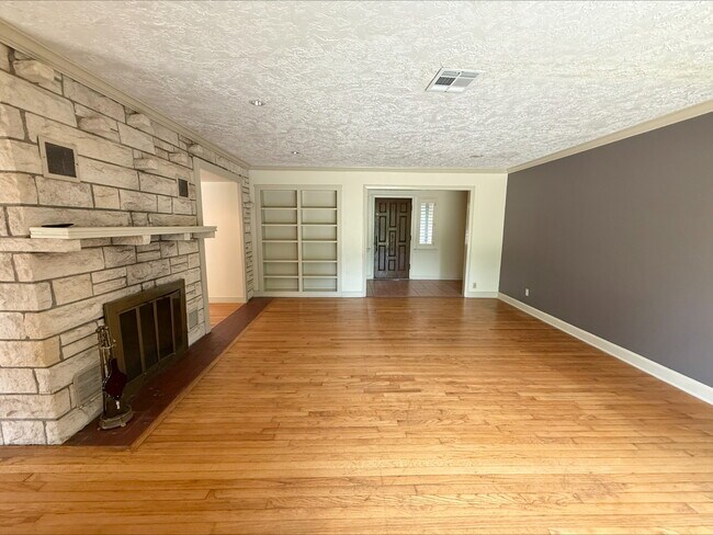 Building Photo - 1004 Brookside Dr