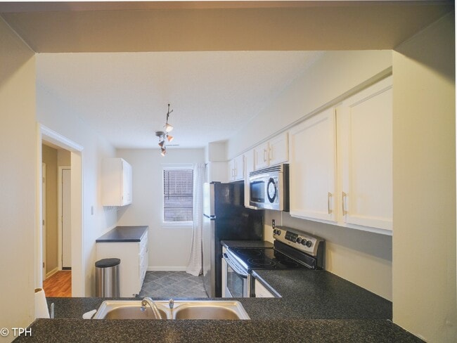 Building Photo - "Charming 2-Bedroom Gem with Granite Elegance in Charlotte's Heart!"