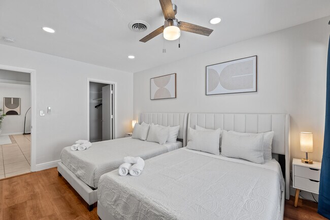 Building Photo - 1761 NE 55th St