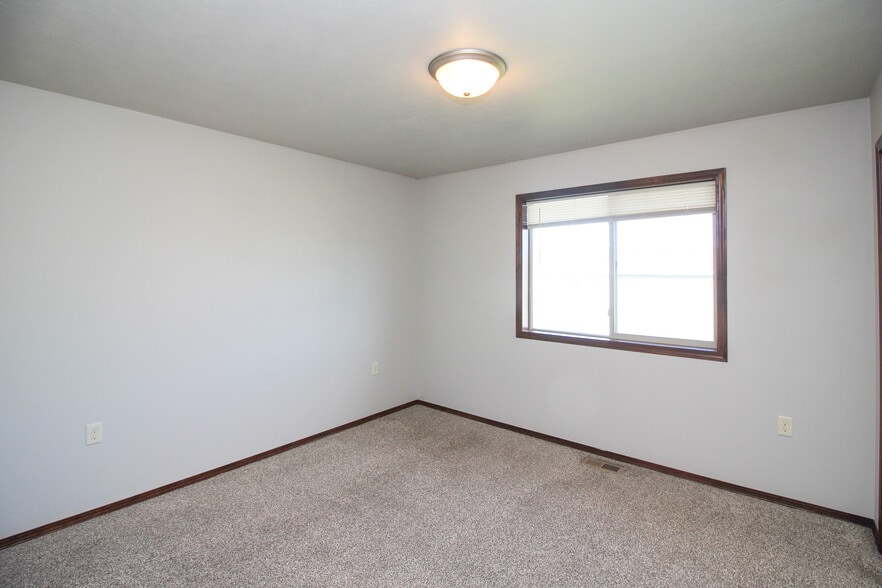 Building Photo - 320 Vernon Dr