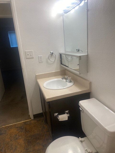 Building Photo - 1250 Golden Cir