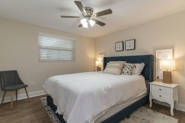 Building Photo - BEAUTIFUL UNIT JUST 5 MINUTE WALK TO DOWNTOWN