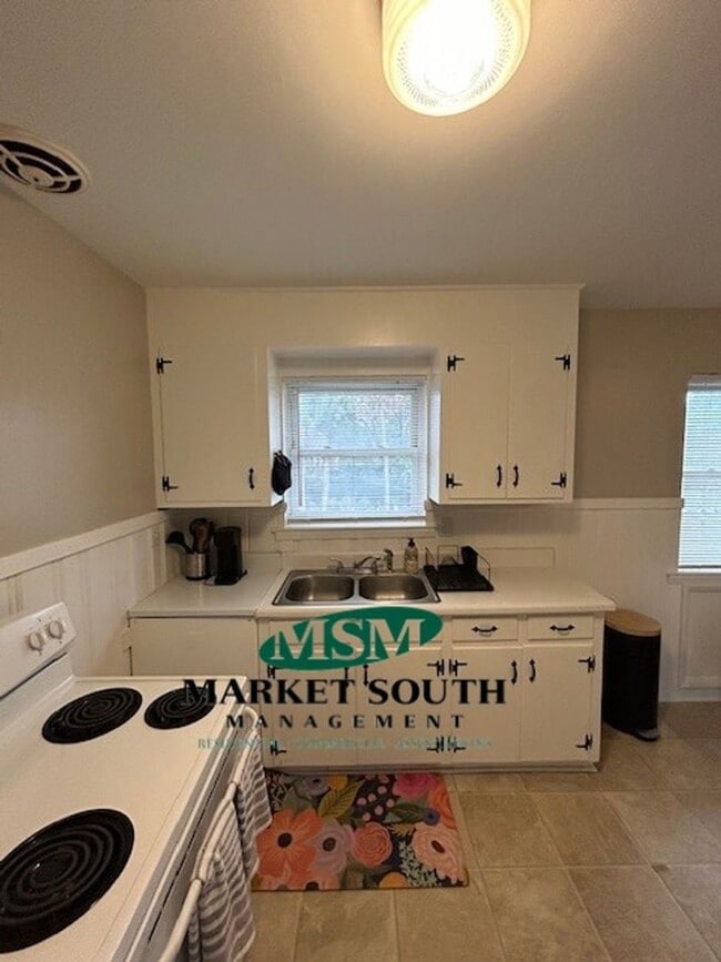 Building Photo - Savannah living with modern conveniences