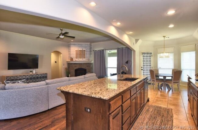 Building Photo - Room for the whole family in this 5 bedroom, 3-1/2 bath Executive Rental on corner lot in Millice...