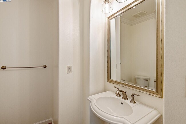 Building Photo - 2131 Chamomile Ct