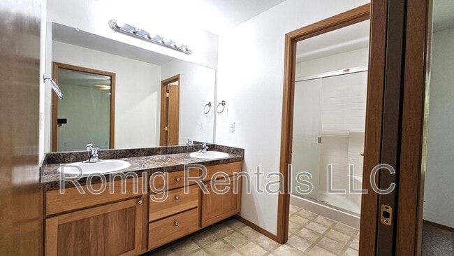Building Photo - 8102 NE 36th Ct
