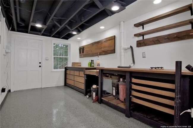 Building Photo - 413 Devane St