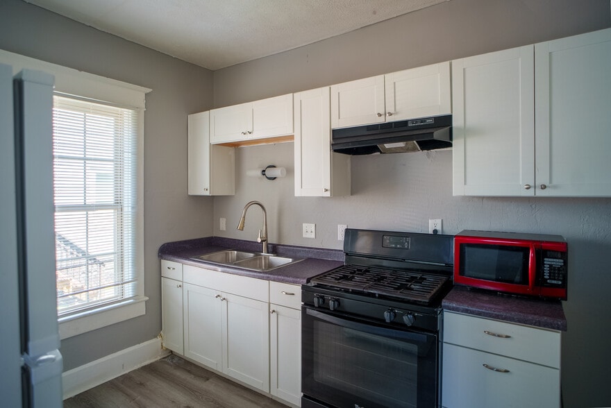 Kitchen - 1920 E Washington St
