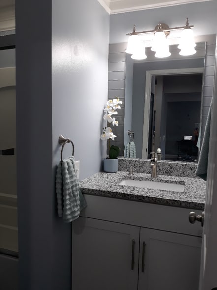 Building Photo - 2000 Waters Edge Dr