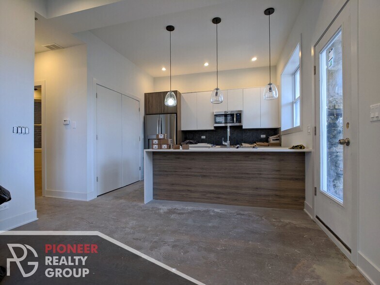 Building Photo - 2121 W Belmont Ave