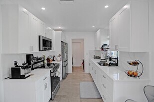 Building Photo - 1210 SW 10th Ter