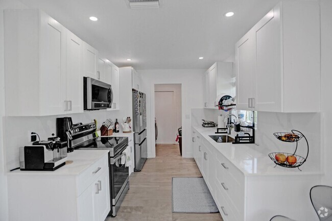 Building Photo - 1210 SW 10th Ter