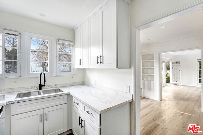 Building Photo - 158 S Elm Dr