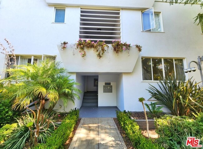 Building Photo - 142 San Vicente Blvd
