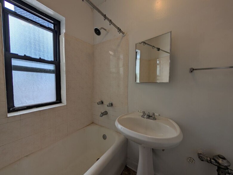 Building Photo - 5417 N Kenmore Ave