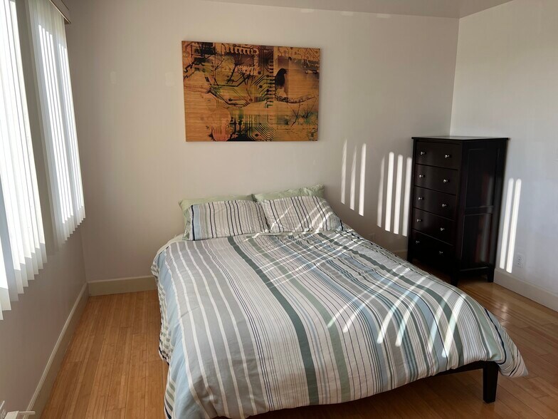 Building Photo - 681 40th Ave