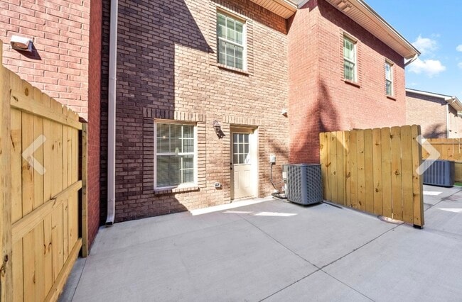Building Photo - 453 Oak St