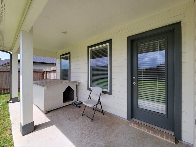 Building Photo - This stunning 4-bedroom, 2-bathroom Rosharon lease features modern upgrades, an open-concept layo...