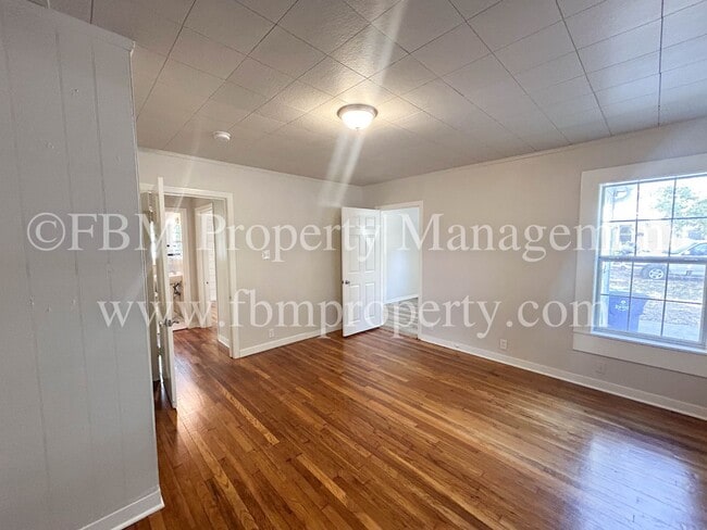 Building Photo - 608 W Lake St