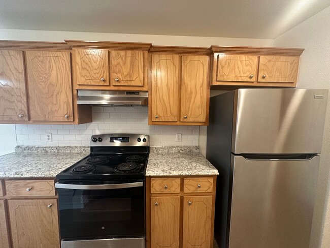 Building Photo - Wonderful updated 2/2/2 off of Milwaukee!