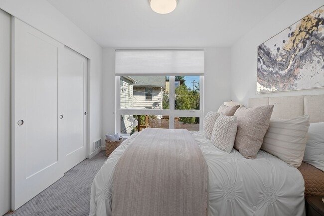 Building Photo - Modern 2bd/2ba Townhome with Rooftop & Par...