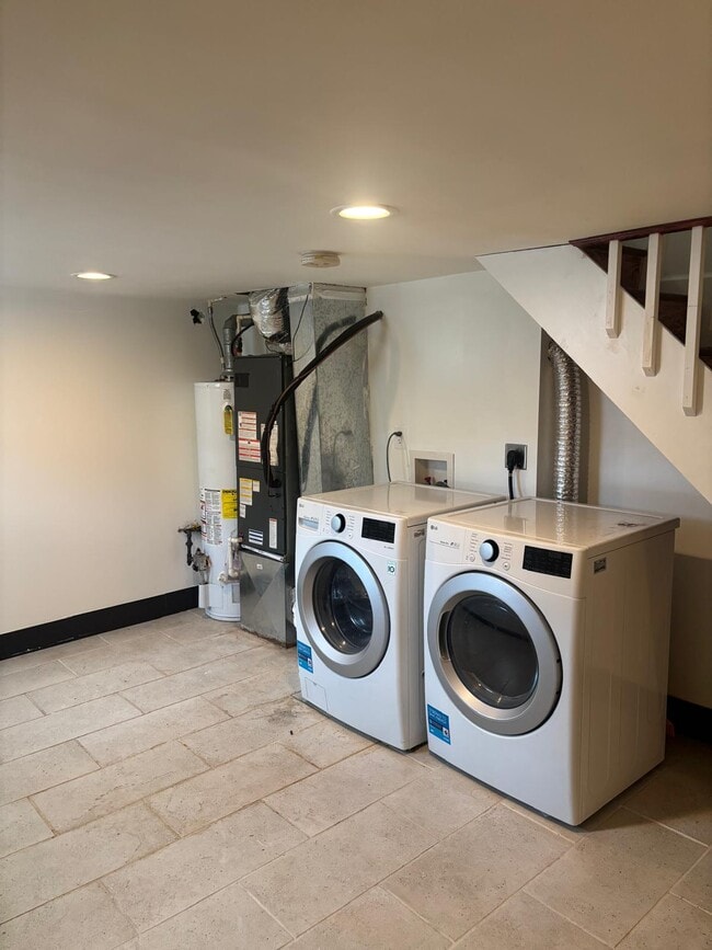 Building Photo - 2939 E Monument St