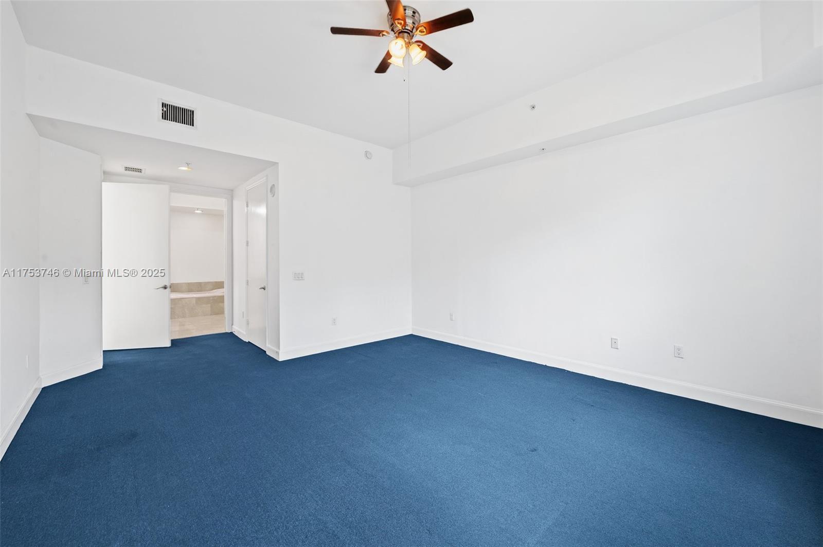 Building Photo - 15051 Royal Oaks Ln